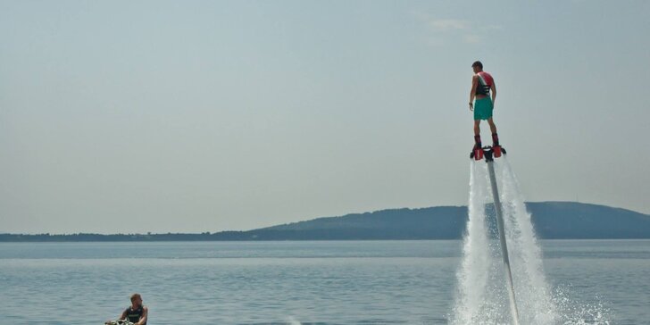 Akrobatem nad vodou na 15 nebo 30 minut - vyzkoušejte flyboarding