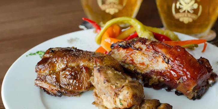 Vepřová žebra a dva půllitry moravského sklepního piva