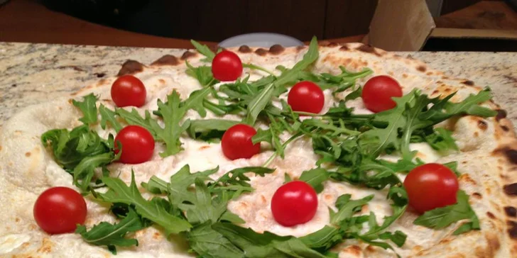 Dvě křupavé pizzy a dvě Panna Cotty s ovocem
