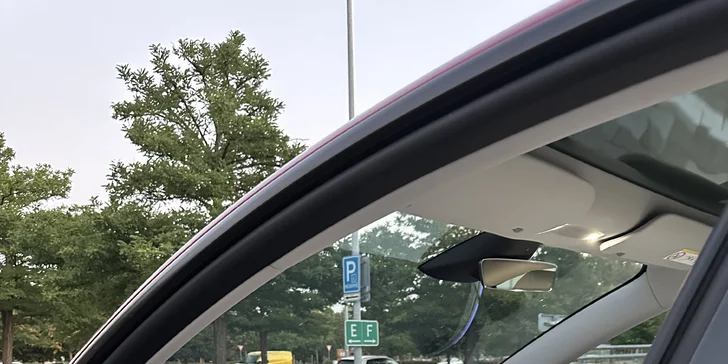 Usadit se můžete za volant nebo na místo spolujezdce. 