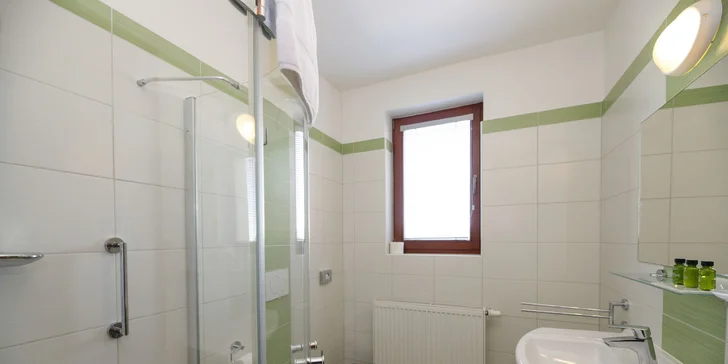 Součástí každého pokoje je vlastní koupelna se sprchovým koutem a toaletou. 