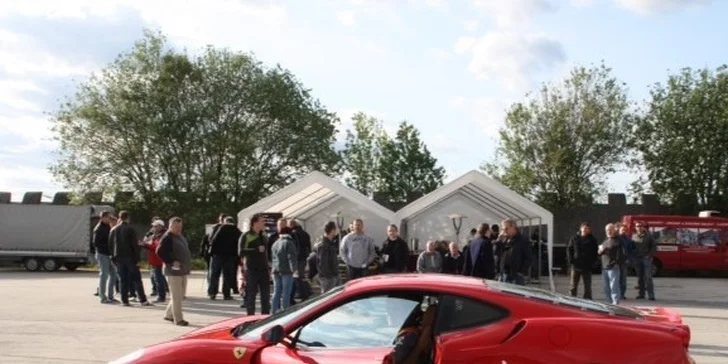Úžasný závodní den se supersporty na okruhu Sosnová