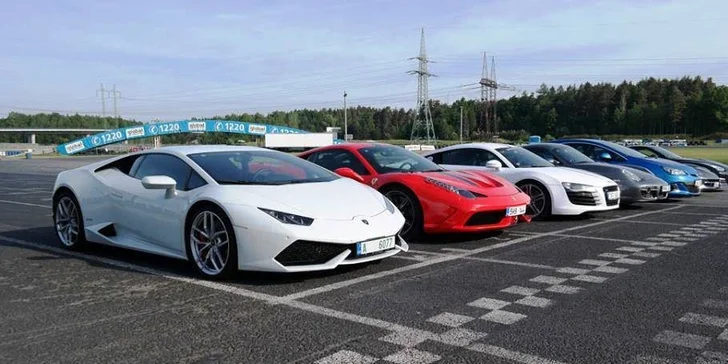 Úžasný závodní den se supersporty na okruhu Sosnová