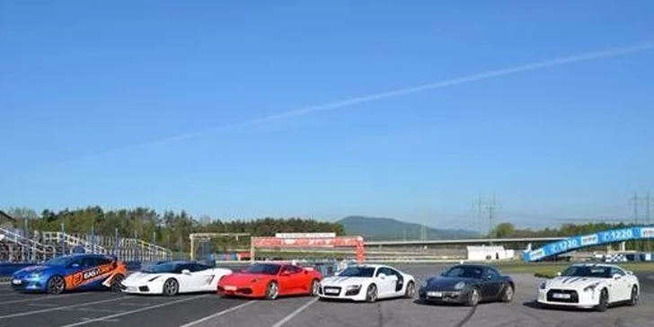 Úžasný závodní den se supersporty na okruhu Sosnová