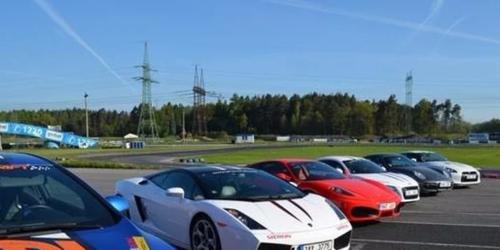 Úžasný závodní den se supersporty na okruhu Sosnová