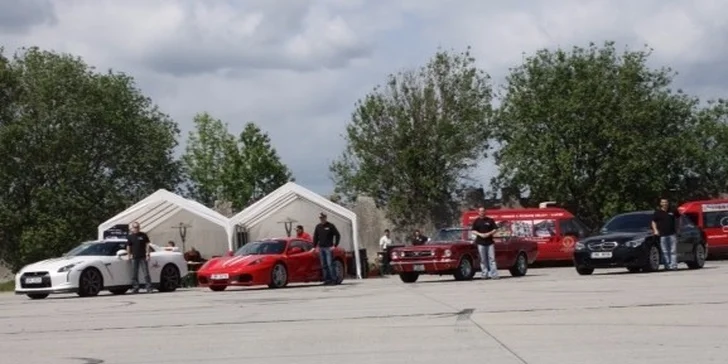 Úžasný závodní den se supersporty na okruhu Sosnová