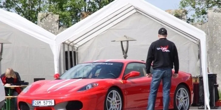 Úžasný závodní den se supersporty na okruhu Sosnová