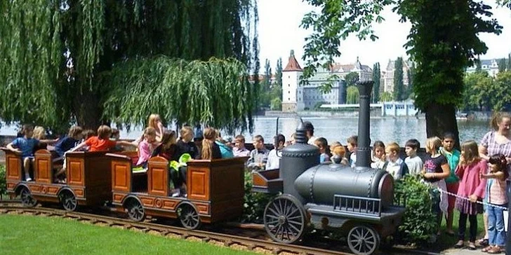 Permanentka na 16 jízd v dětském vláčku na Slovanském ostrově s občerstvením