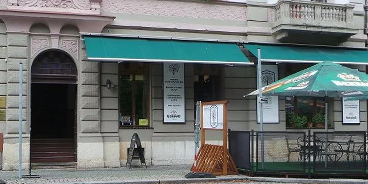 Pekelný mega burger s náloží příloh pro 4 osoby nebo jednoho statečného jedlíka