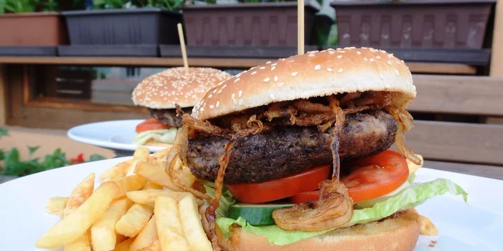 2 hamburgery + hranolky nebo restované brambory