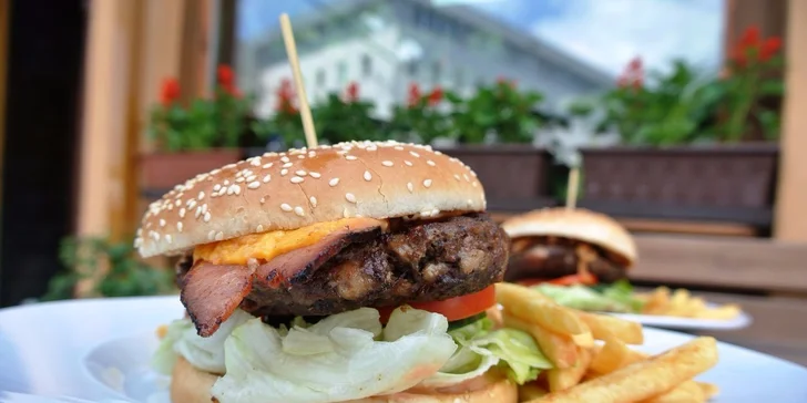 2 hamburgery + hranolky nebo restované brambory