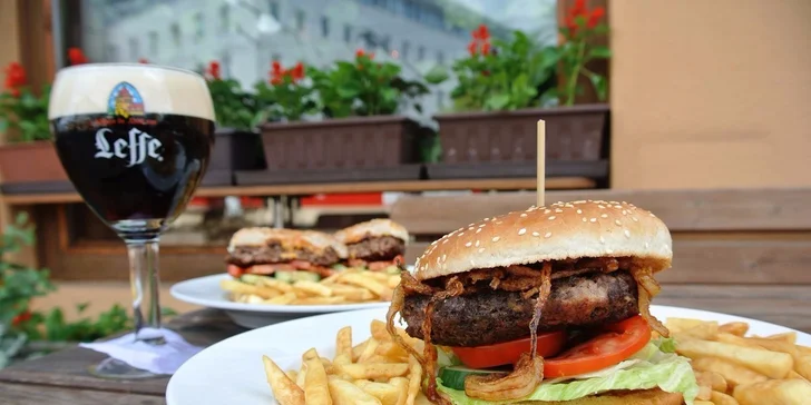 2 hamburgery + hranolky nebo restované brambory