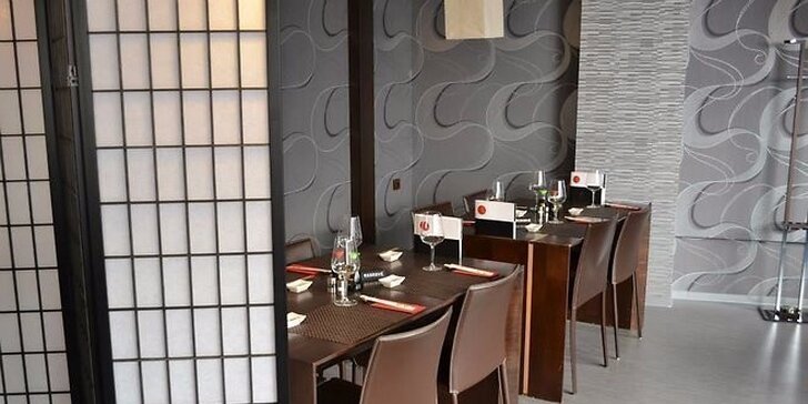Sushi menu pro dva v japonské restauraci Sasori