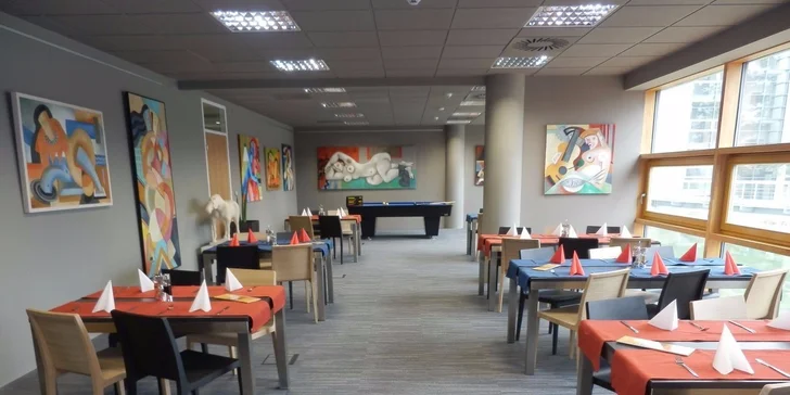 2 špičkové burgery s trhaným vepřovým z českého chovu, hranolky a salát
