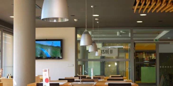 2 špičkové burgery s trhaným vepřovým z českého chovu, hranolky a salát