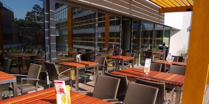2 špičkové burgery s trhaným vepřovým z českého chovu, hranolky a salát