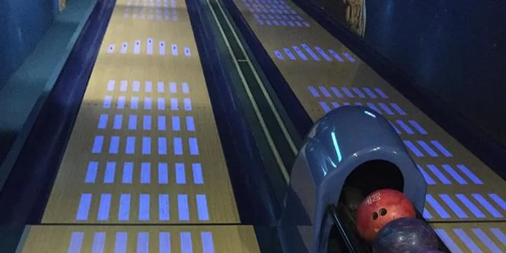 Také si můžete zahrát bowling na dráze s UV efekty.
