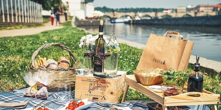 Piknik v italském stylu - pohoda, dobré jídlo a pití na Kampě a jiných místech