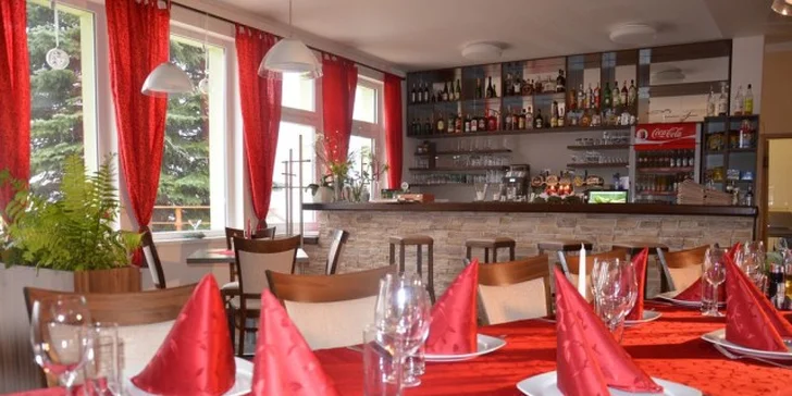 Snídaně se podle obsazenosti hotelu servíruje nebo podává formou rautu.