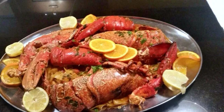 Čerstvý humr pro 2 osoby s aperitivem a salátem
