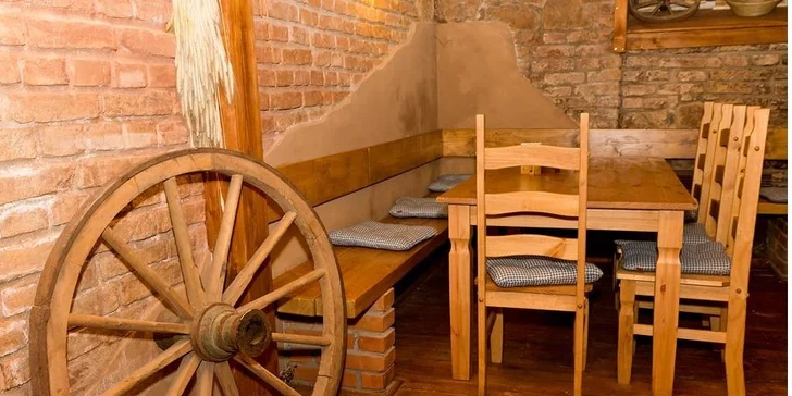 Slušná porce grilovaného masa a Caesar salát u Trpaslíka