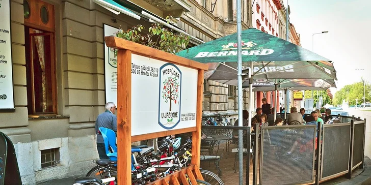 Pekelný mega burger s náloží příloh pro 4 osoby nebo jednoho statečného jedlíka