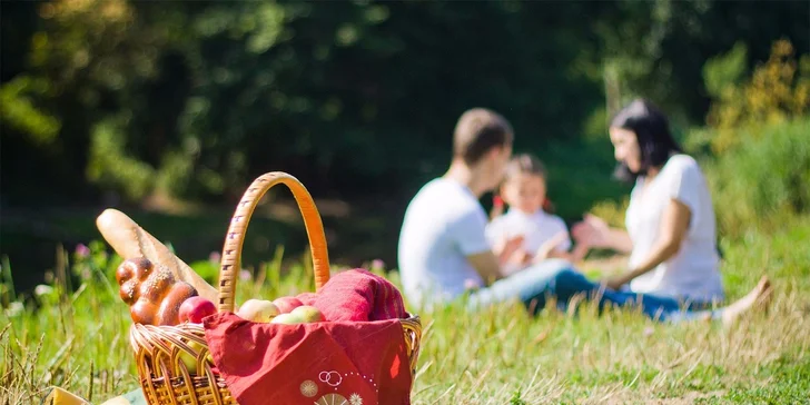 Piknikové koše plné dobrot - pochutnejte si v parku!