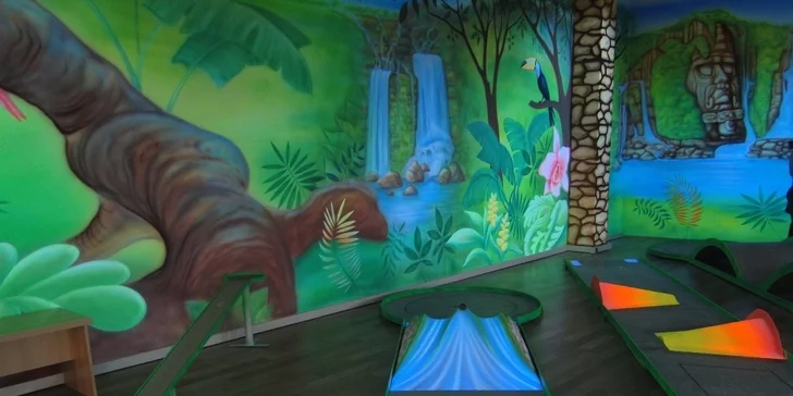 První UV minigolf v ČR: vykutálená zábava v džungli