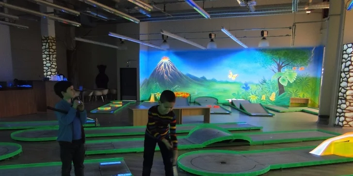 První UV minigolf v ČR: vykutálená zábava v džungli