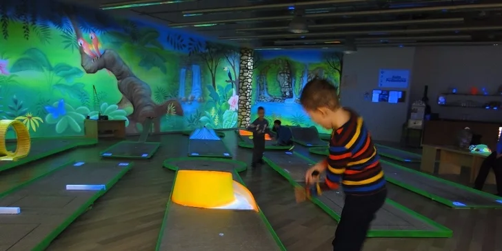 První UV minigolf v ČR: vykutálená zábava v džungli