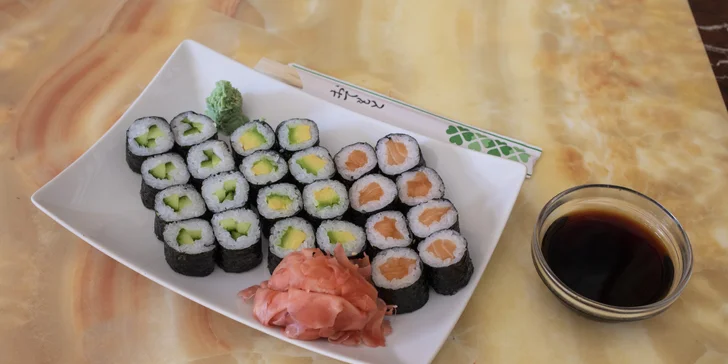 Uvnitř je losos, tuňák, avokádo nebo třeba smažená kreveta (na fotce set s 24 ks). 