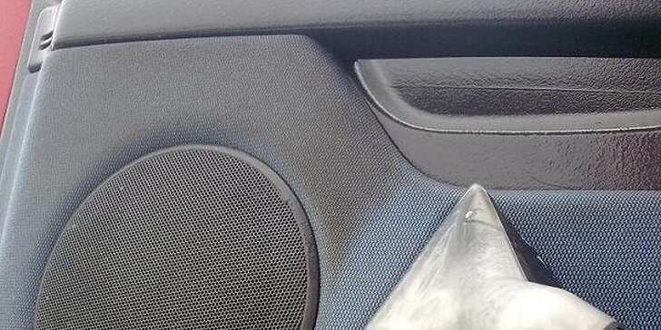 Důkladné tepování sedadel vozidla