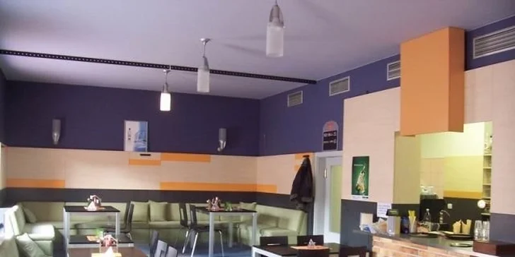 Dva tradiční řecké gyrosy, hranolky, tzatziky a obloha