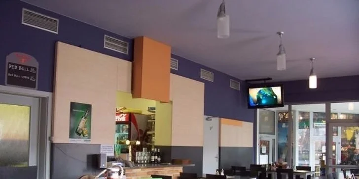 Dva tradiční řecké gyrosy, hranolky, tzatziky a obloha