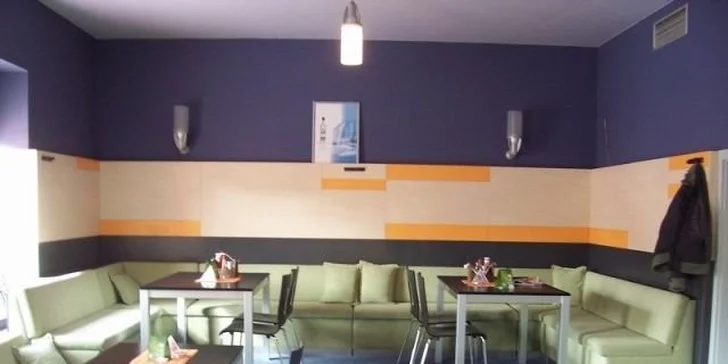 Dva tradiční řecké gyrosy, hranolky, tzatziky a obloha