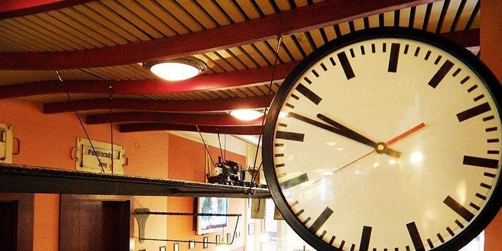 Krevety nebo místní speciální burger ve Vagon Kafe