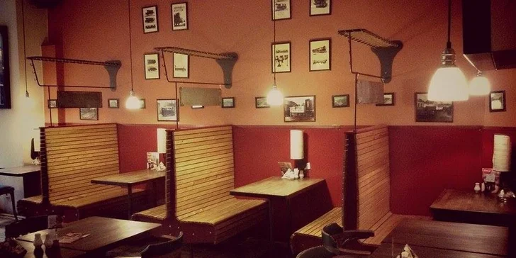 Krevety nebo místní speciální burger ve Vagon Kafe