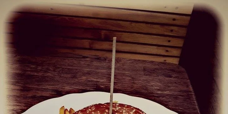 Krevety nebo místní speciální burger ve Vagon Kafe