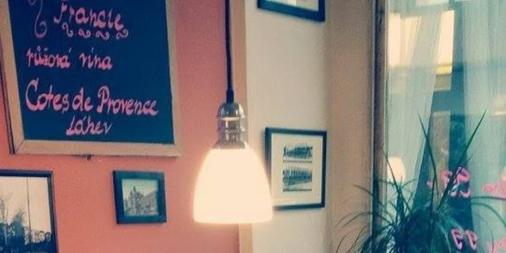 Krevety nebo místní speciální burger ve Vagon Kafe
