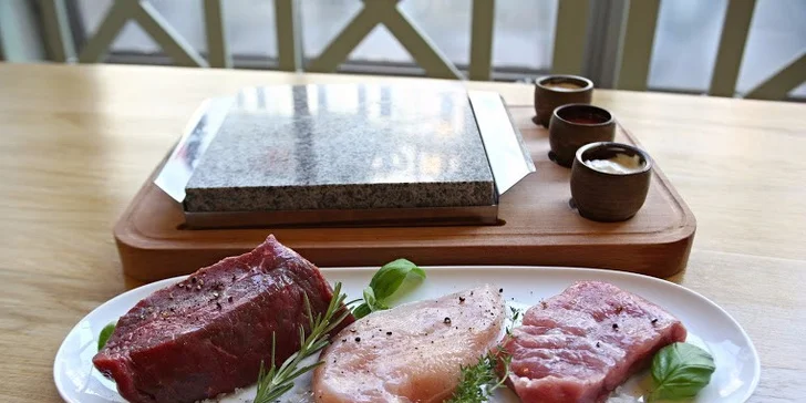 Steaky na horkém kameni v Kredenc Restaurant pro 2 osoby