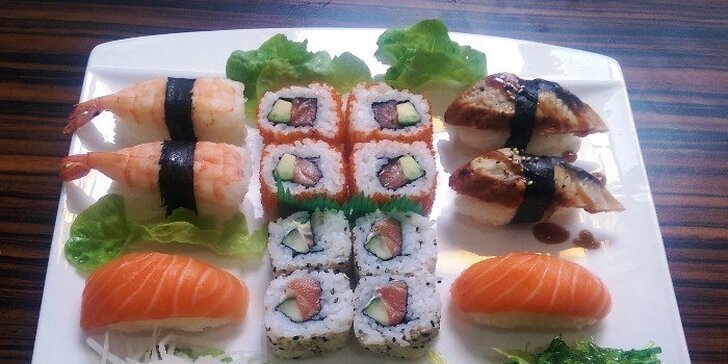 Čerstvé kousky sushi s mořskými řasami a salátem