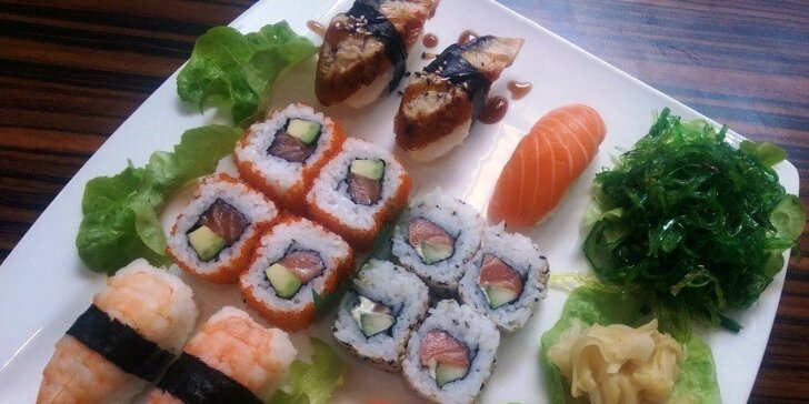 Čerstvé kousky sushi s mořskými řasami a salátem