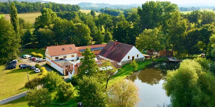 Probudíte se obklopeni nádhernou přírodou, s výhledem na rybník a jen pár kroků od farmy plné zvířat.