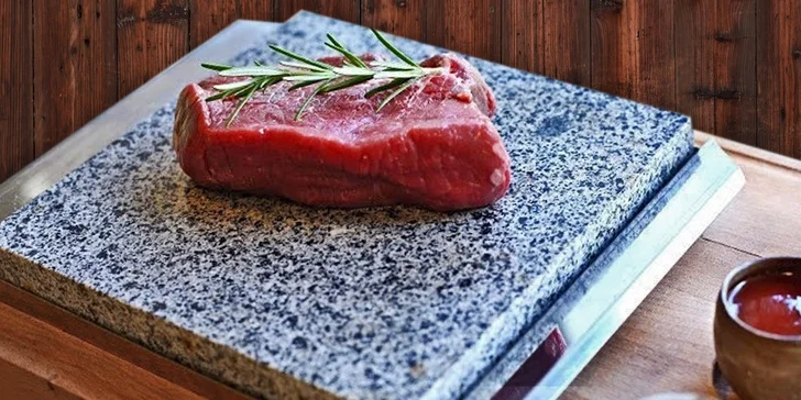 Steaky na horkém kameni v Kredenc Restaurant pro 2 osoby