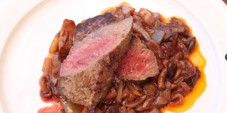 Hovězí steaky s houbovým ragú a hranolky pro dva jedlíky