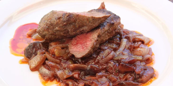 Hovězí steaky s houbovým ragú a hranolky pro dva jedlíky