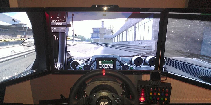 Závodní automobilový trenažér - adrenalin pro chlapy