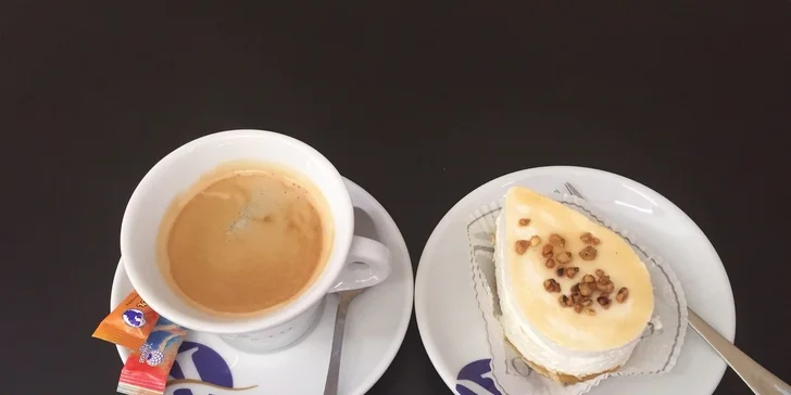 Káva a dezert v Yogorino