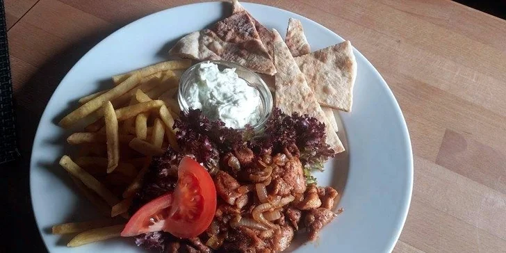Dva tradiční řecké gyrosy, hranolky, tzatziky a obloha