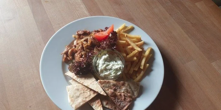 Dva tradiční řecké gyrosy, hranolky, tzatziky a obloha